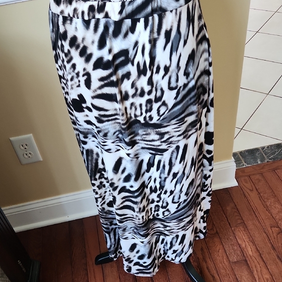 Elegant Black and White High Low Skirt - Picture 3 of 5